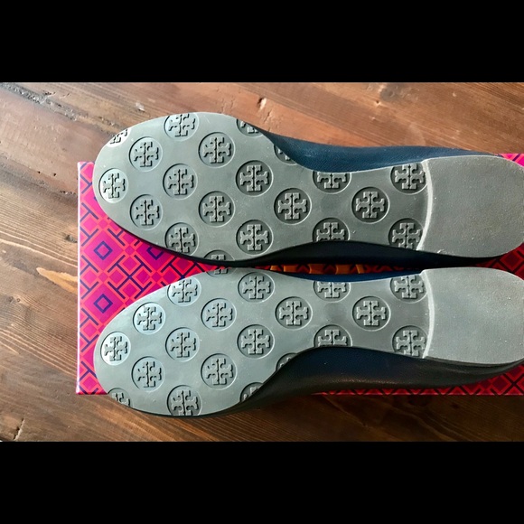 Tory Burch ‘Reva’ in Navy & Gold w/ original box - Picture 4 of 4